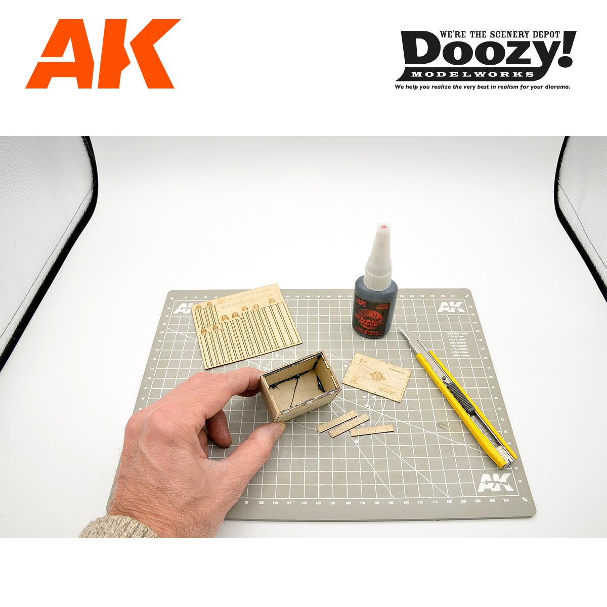 CAJA DE MADERA CORTADA CON LÁSER PIEZAS DE AUTOMÓVIL ESCALA 1:24